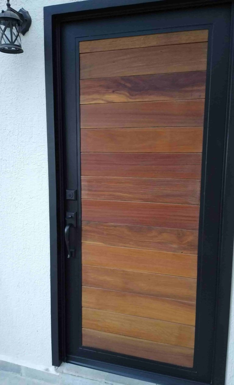 Puerta principal sobre diseño. estructura de acero con madera solida.
